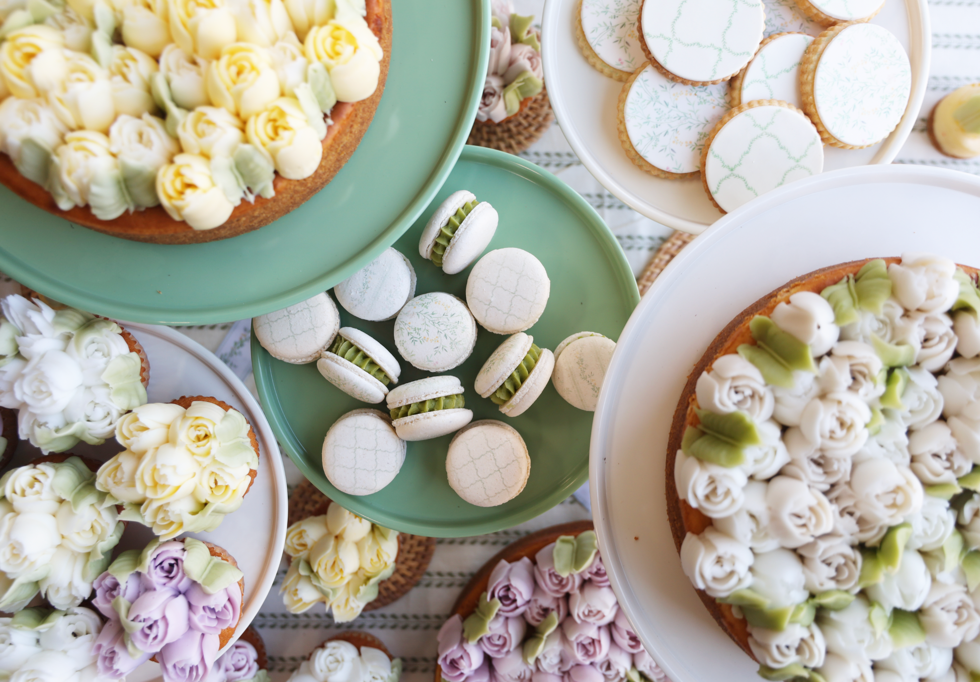 Floral + Vines Macaron Set (12) – ZestBakeshop