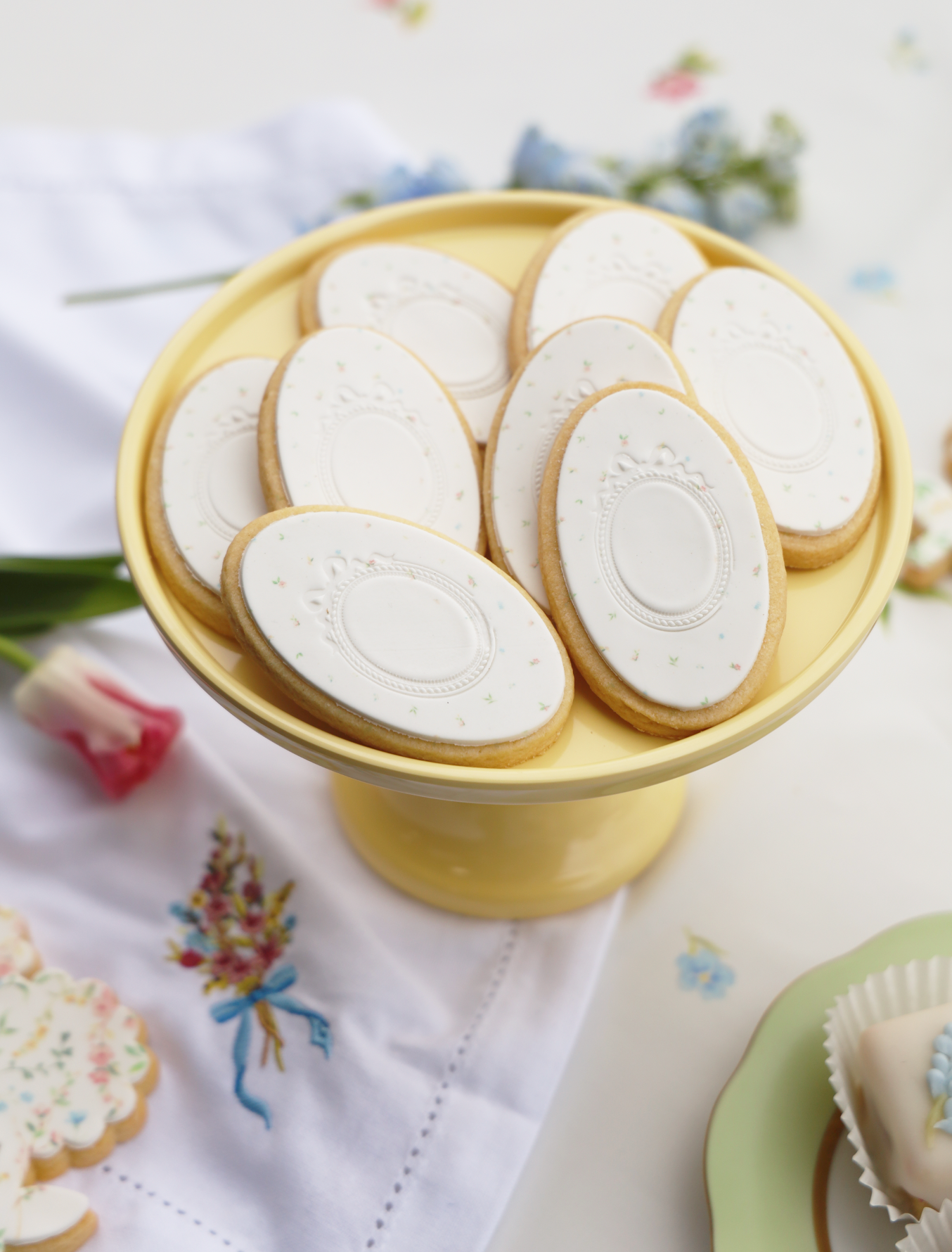Scattered Blooms Bow Crest Oval Cookies Set (12)
