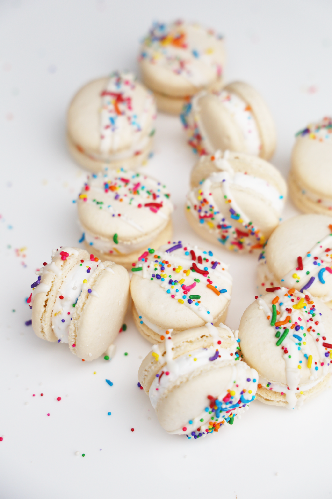 Vanilla Funfetti Macaron Set (12)